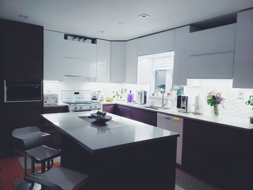 diego 🌙 באתר PEXELS modern white kitchen